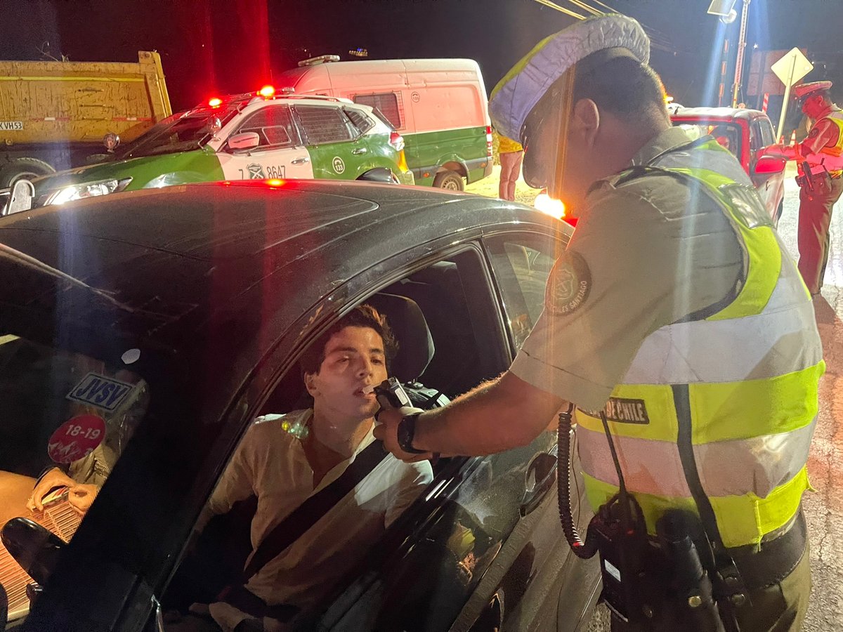 #Zapallar: Carabineros de apoyo al Plan Verano la noche de este viernes realizaron controles de alco y narco test, además de fiscalizaciones de Tránsito con la finalidad de prevenir accidentes vehiculares en la comuna.
#ordenypatria