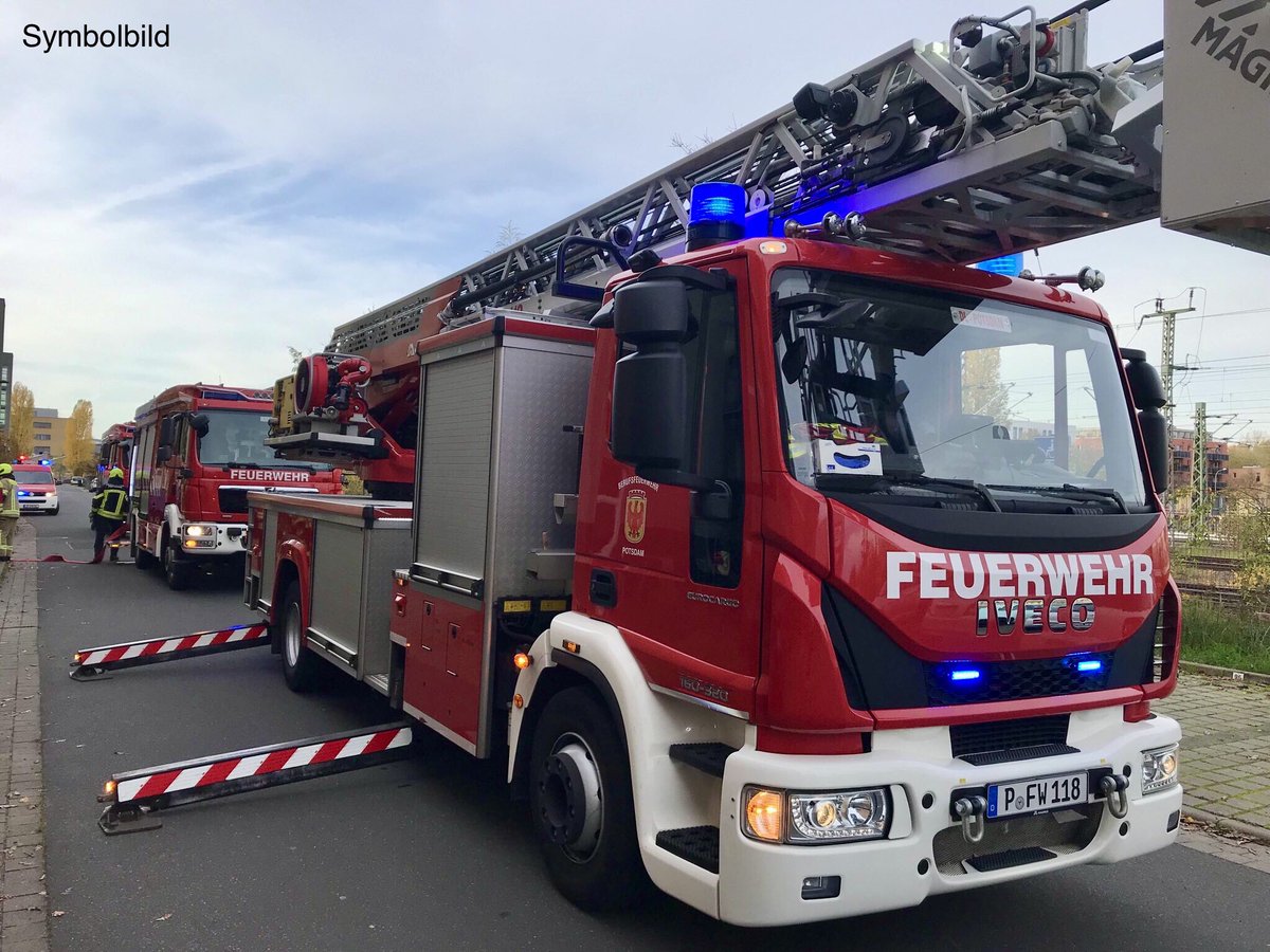 FwPotsdam's tweet photo. Zu einem ausgelösten #Heimrauchmelder waren wir in Potsdam #Bornstedt alarmiert.
Es handelte sich um angebranntes Essen. Wir lüfteten die Wohnung - verletzt wurde niemand.
Neben der #Berufsfeuerwehr waren auch die #FFBornstedt und #FFBornim #FürPotsdamImEinsatz. ^AT https://t.co/AtkKBEVNmu
