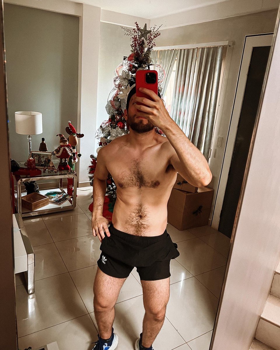 LuisRivache's tweet image. Finalizando la rutina de abs de Fds #weekendbreak 💪🏻 
Pd: Ya toca quitar la navidad 
.
.
.

#gymmotivation #gymtime #luisrivache #absworkout #hairy #geek #hairychest #hairyman #modahombre #adidas #hombresvelludos #furrylegs #hombresguapos
