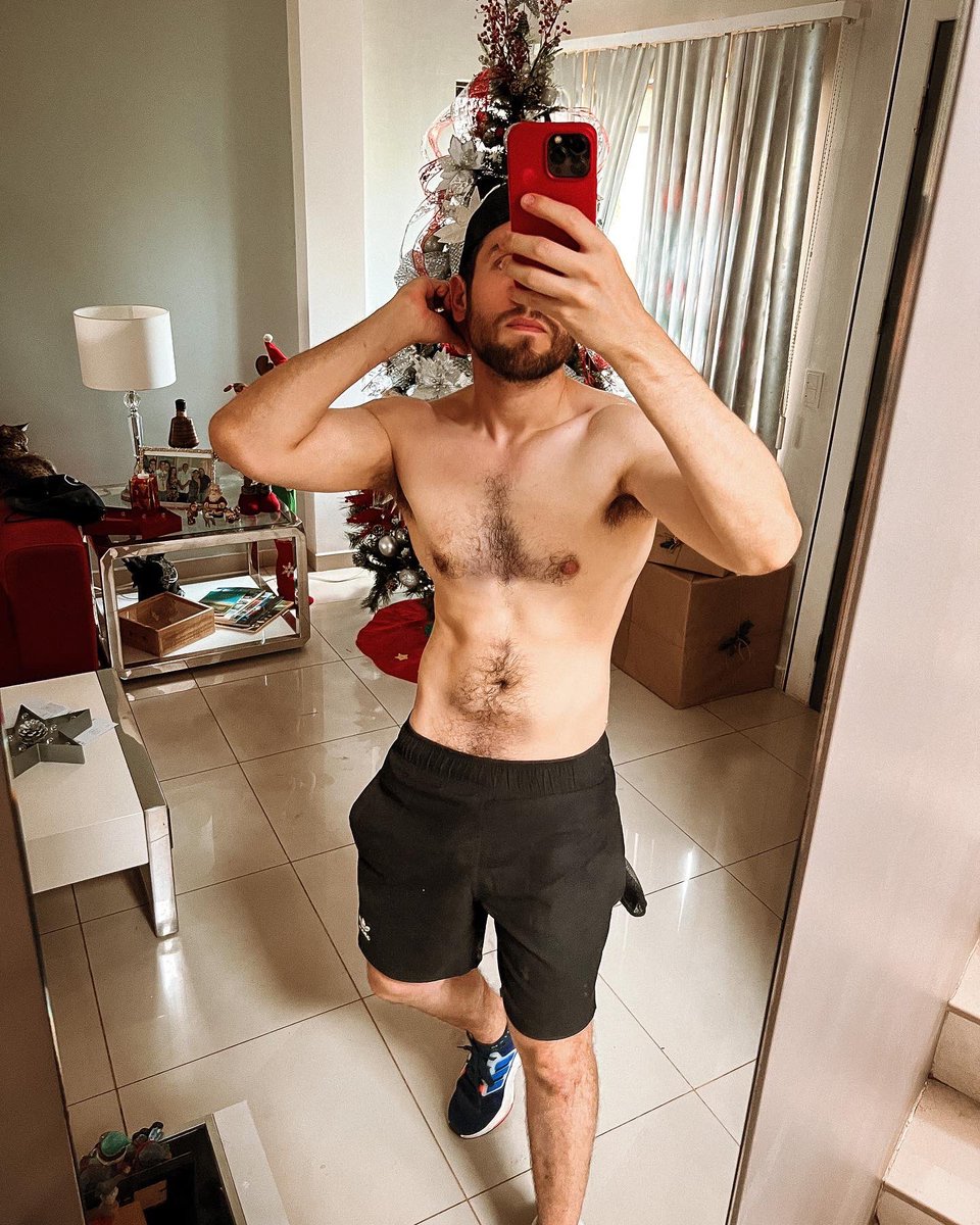 LuisRivache's tweet image. Finalizando la rutina de abs de Fds #weekendbreak 💪🏻 
Pd: Ya toca quitar la navidad 
.
.
.

#gymmotivation #gymtime #luisrivache #absworkout #hairy #geek #hairychest #hairyman #modahombre #adidas #hombresvelludos #furrylegs #hombresguapos