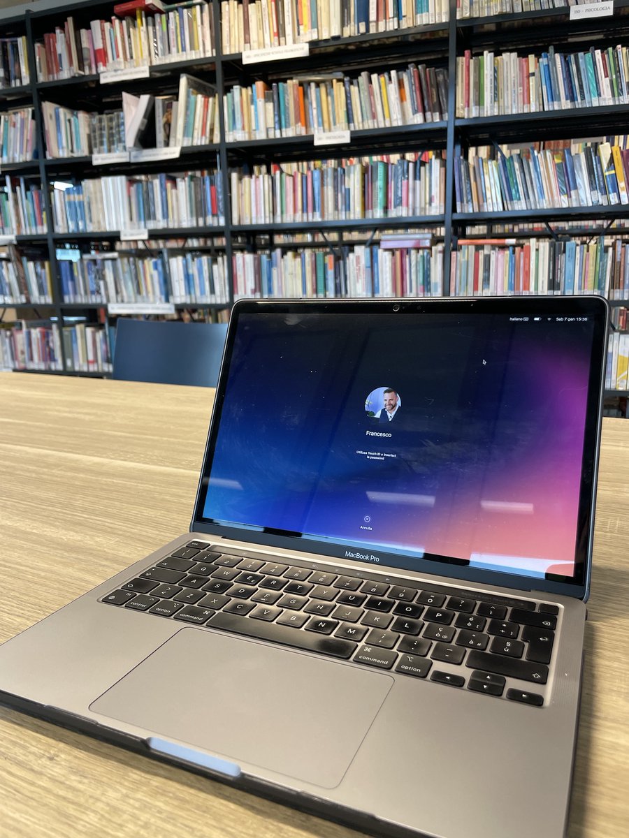 Francesco's tweet photo. La biblioteca della mia città, da inizio anno, ha esteso l'orario ed ora è aperta anche il sabato dalle 9:30 alle 19.

Oggi lavoro da qui e ci sono decine di ragazzi e ragazze che studiano, leggono, approfondiscono.

Lo trovo un segnale molto importante e sinceramente... bello. https://t.co/qd6z7Pe3uO