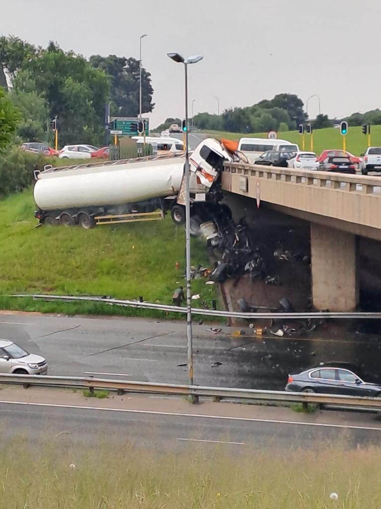 mofyne_mo's tweet photo. Kliprivier drive on n12, please avoid. @MbalulaFikile can’t we just get trucks off the road and rebuild the railways? Trucks are just the pandemic 😷 nje and sadly they don’t like other motorists #KonkaLive #BoksburgExplosion #BabesWodumo #precident #ramaphosa #presidency https://t.co/f1FrgOVwPE