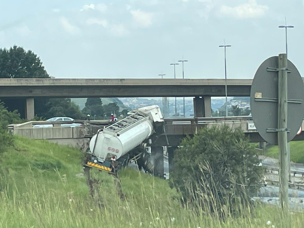 mofyne_mo's tweet photo. Kliprivier drive on n12, please avoid. @MbalulaFikile can’t we just get trucks off the road and rebuild the railways? Trucks are just the pandemic 😷 nje and sadly they don’t like other motorists #KonkaLive #BoksburgExplosion #BabesWodumo #precident #ramaphosa #presidency https://t.co/f1FrgOVwPE