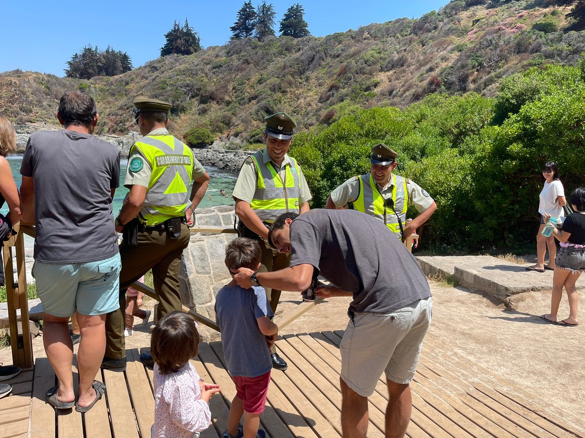 #Zapallar: Carabineros junto a 
<a href="/Armada_Chile/">Armada de Chile</a>
 realiza controles y fiscalizaciones, entregando recomendaciones de cuidados en la playa del sector a visitantes en el marco del plan "Verano Seguro".
#CarabinerosDeTodos