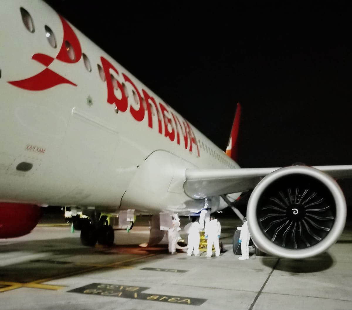 🇨🇴🇨🇱 | ATENCIÓN: Encuentran dos cadáveres en el tren de aterrizaje de un avión de Avianca, procedente de Chile y que aterrizó en Bogotá. Los cuerpos presentan quemaduras y alto estado de descomposición. Autoridades de los dos países investigan el caso.