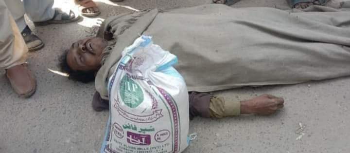 JasonKHood's tweet photo. جس کھیت سے دہقاں کو میسر نہیں روزی ۔۔
اس کھیت کے ہر خوشہ گندم کو جلا دو ۔۔

میرپور خاص سندھ میں سستا آٹا خریدتے بھگدڑ مچنے سے ایک شخص جاں بحق. https://t.co/L8isxZfbUA