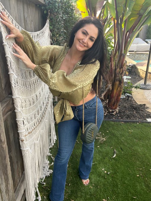 Finding peace and tranquility while staying fashionable.   #SaturdayVibes https://t.co/c0X4DV8zKb<a href="/tag/saturdayvibes"class="tags"><span>#saturdayvibes</span></a>