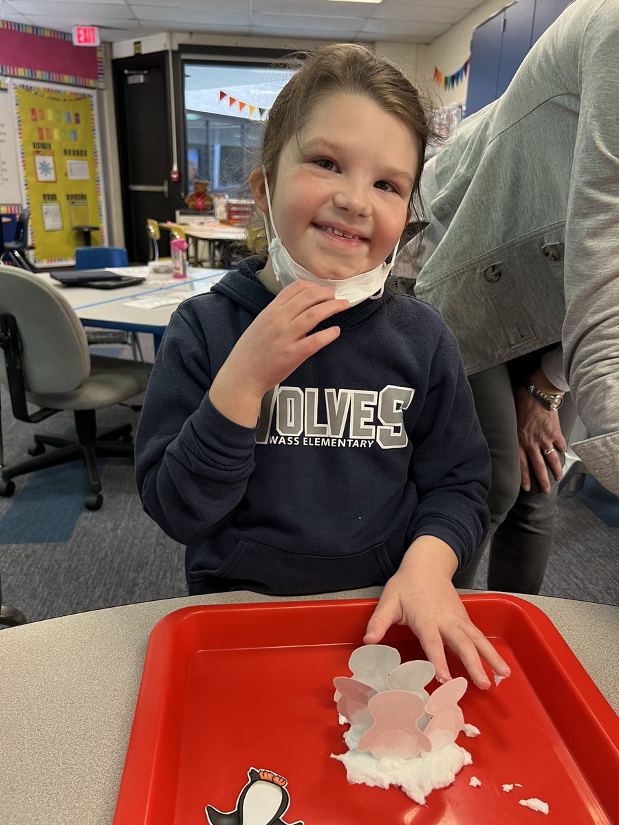 JamiKazdan's tweet photo. First Fun Friday of 2023! We made snow in room 2 ❄️ We’re learning about penguins this month and penguins LOVE snow 🐧❤️ @WassWolves https://t.co/7iSvDNJAKq