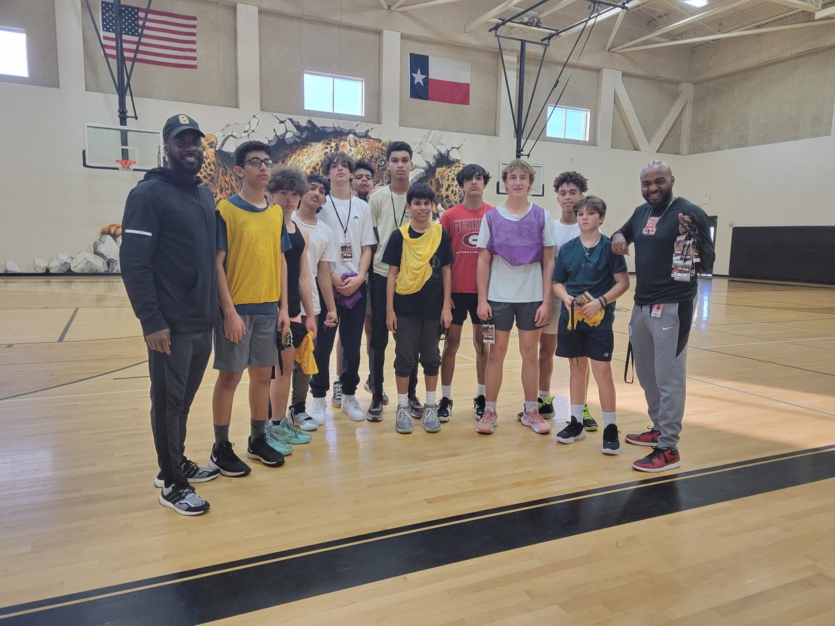 AHSdawg_hoops's tweet photo. Yesterday before our game alI got a chance to drop off our #VIPPASSES TO OUR FUTURE #DAWGS! Very bright future! https://t.co/frefewXeJd