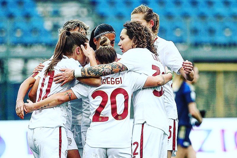 ElenaLinari's tweet photo. È vero, non abbiamo iniziato con una vittoria, nè con una delle nostre migliori prestazioni, ma era comunque importantissimo cominciare questo 2️⃣0️⃣2️⃣3️⃣ con il passaggio ai #quartidifinale di #CoppaItalia 💪🏻. Ora testa al campionato! @ASRomaWomen #forzaroma💛❤️ #el32 https://t.co/DzCtwpIC7W