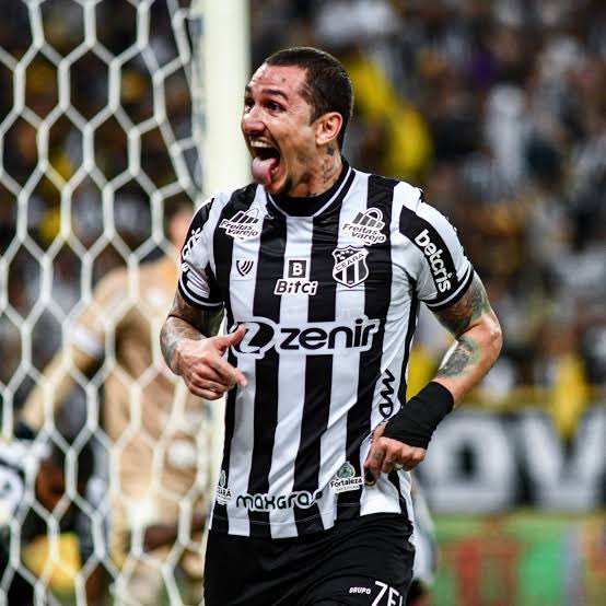 Victorg_Lessa's tweet photo. 🚨 Após conversas com a comissão técnica, diretoria do Fluminense decidiu montar uma operação para contratar o meia Vina, do Ceará. A cúpula do futebol se reuniu no CT Carlos Castilho, neste sábado, para tratar desse e de outros assuntos. Vina quer vir e a intenção + https://t.co/6xHQ4EBO85