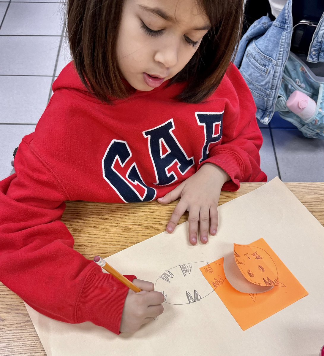 lesliewildman1's tweet photo. Grade One #sessharks creating something amazing from Mrs.Wildman’s bag of Oops! #BeautifulOops @VBGifted @StrawbridgeES #engaged  #creativestretch #learningisfun https://t.co/kl6ce9Z0Cc