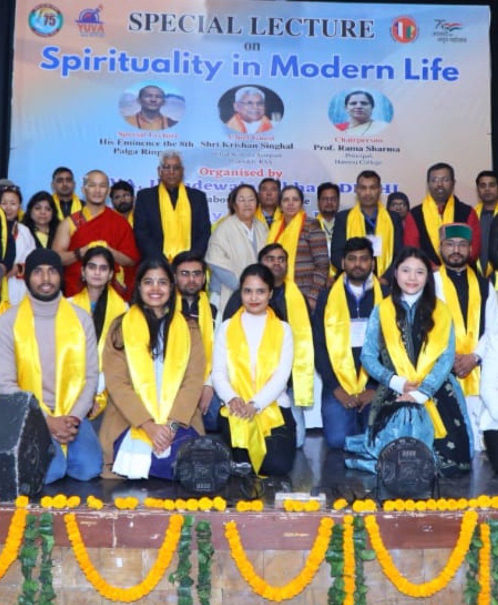 In a rare appearance, the mother of @PalgaRinpoche was standing alongside His Eminence while he showed the noble path to the hundreds of seekers from @hrcduofficial