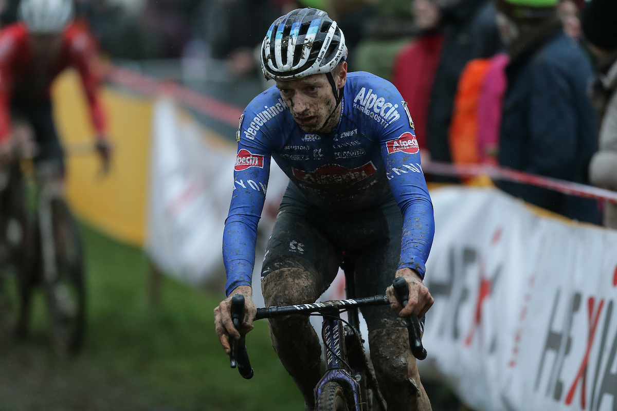 Gullegem @SuperprestigeCX done. @AlpecinDCK returns home with flowers for Ceylin Alvarado. Her 4th win of the season🤩. @Quintenhermans and @NielsVDPutte ended 6th and 8th in the men's race. Tomorrow @UCIcyclocrossWC in Zonhoven. 📸 Photopress.be