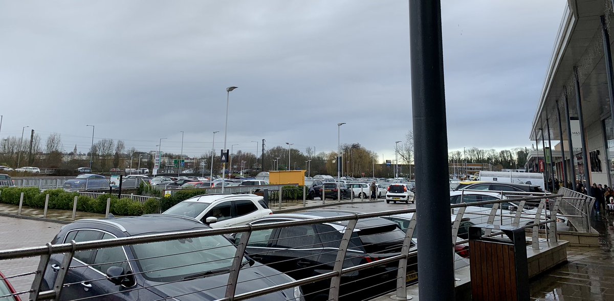 LibertyLins22's tweet photo. Our small towns shopping centre today. Absolutely jammed. Not a spare parking space. Shops and cafes really busy. #CostOfLivingCrises #gofigure #somethingnotaddingup https://t.co/GKLs5MB3pJ