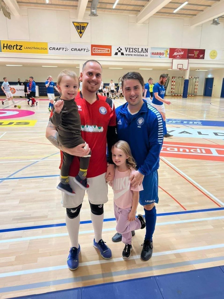 entorno5x5's tweet photo. 💥 🏆 Liga de Islandia 🇮🇸 💥
🗞️ Los españoles @jaizkibelroa 🥅🇪🇦 y #OratsReta ⚽🇪🇦 jugarán la final de la la liga islandesa 🇮🇸 con el #ísbjörninn 💙🤍 mañana (Domingo, 08 de enero de 2023). ¡A por ello cracks! 💪🏻
#Islandia #Espana #Futsal #5x5 https://t.co/nKNAZjci5n