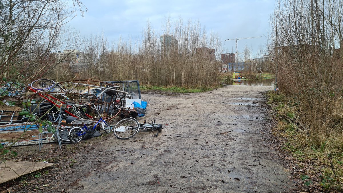 bertvantoever's tweet photo. #BEFU #Hoograven is nu inderdaad (nagenoeg) geheel ontruimd.
De bouw van de #tijdelijke woningen kan beginnen. https://t.co/V15Off5AW1