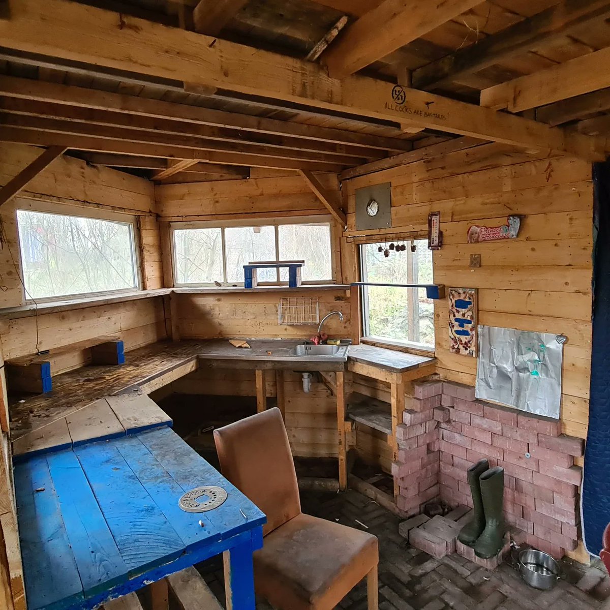 bertvantoever's tweet photo. #BEFU #Hoograven is nu inderdaad (nagenoeg) geheel ontruimd.
De bouw van de #tijdelijke woningen kan beginnen. https://t.co/V15Off5AW1
