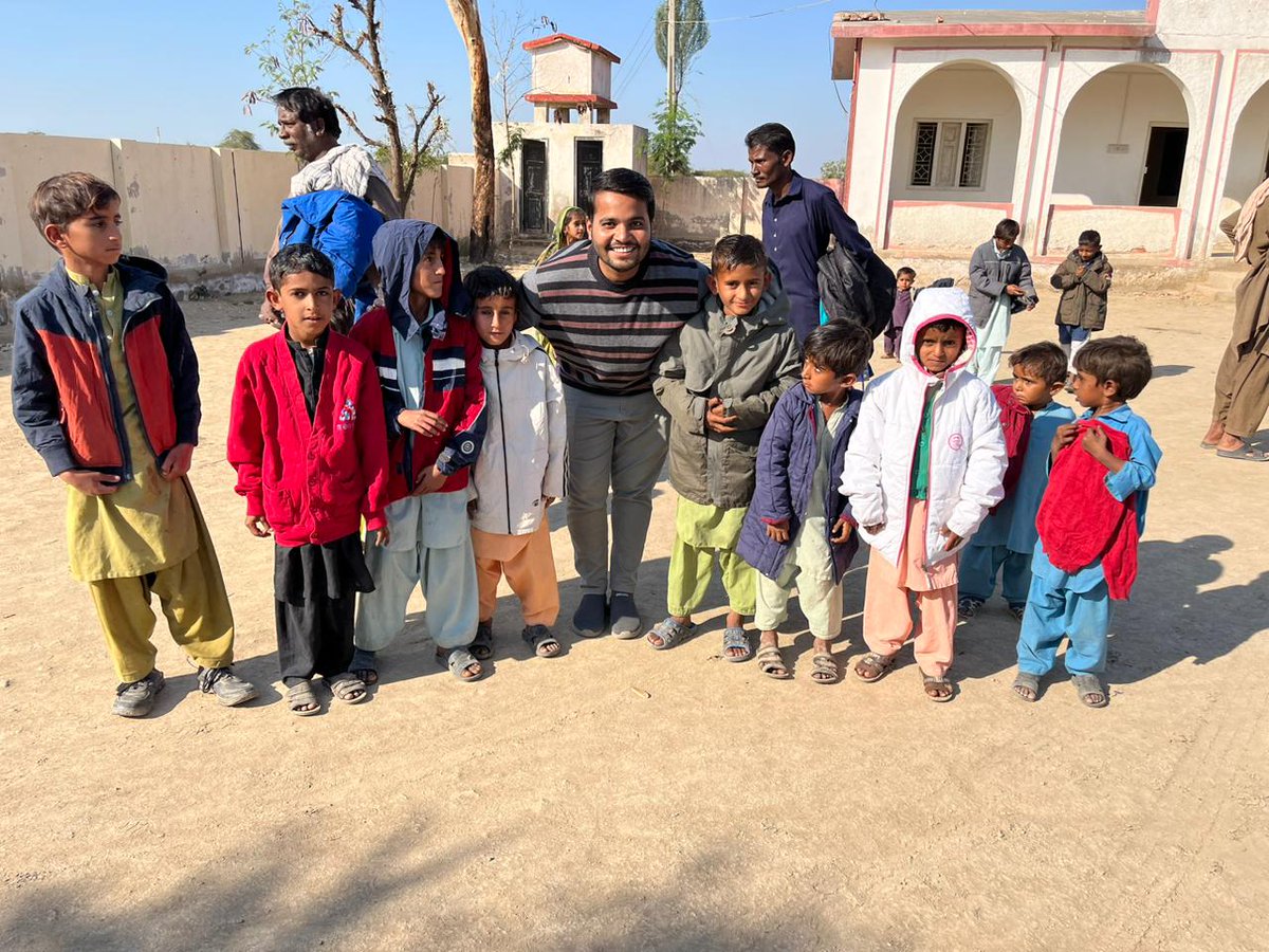 msdo_sindh's tweet photo. 𝐖𝐢𝐧𝐭𝐞𝐫 𝐂𝐥𝐨𝐭𝐡𝐢𝐧𝐠 𝐃𝐫𝐢𝐯𝐞 𝐟𝐨𝐫 𝐅𝐥𝐨𝐨𝐝 𝐀𝐟𝐟𝐞𝐜𝐭𝐞𝐝 𝐅𝐚𝐦𝐢𝐥𝐢𝐞𝐬 𝐨𝐟 𝐔𝐦𝐞𝐫𝐤𝐨𝐭 𝟐𝟎𝟐𝟑

@msdo_sindh organized a Winter Clothing Drive for flood affectees of District Umerkot.

1/3 https://t.co/KZbrdyMJoX