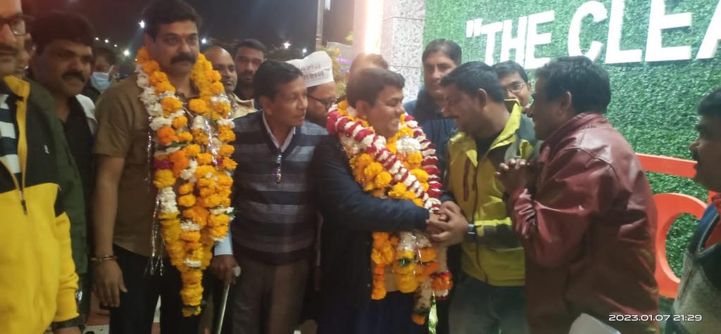 vijaykbandhu's tweet photo. उज्जैन महाकाल में 8जनवरी को पेंशन महाकुंभ के लिए आज #इंदौर पहुंचने पर मध्य प्रदेश NMOPS  के साथियों ने स्वागत किया।
#vijaykumarbandhu 
#NMOPS https://t.co/GBdI7R41CA