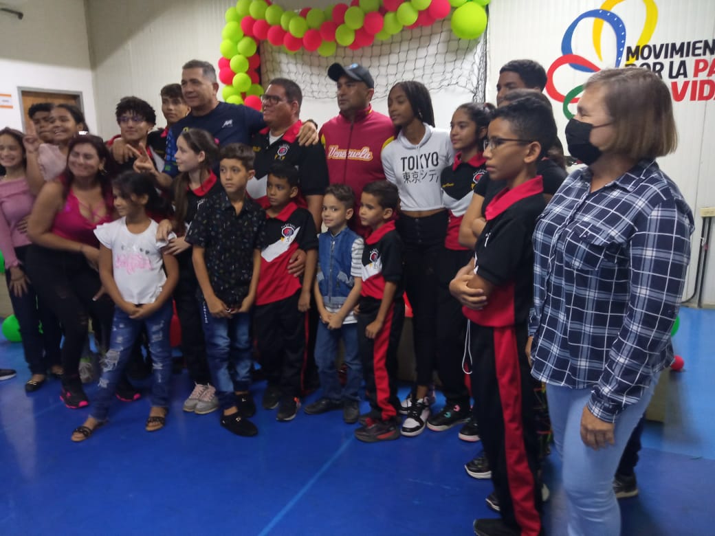 Para festejar el Día del Deporte Nacional,  equipo del COF-CEPAI 'Hijos del Sol' de @IdennaZulia junto al #MovimientoPazYVida , realizó actividades recreativas para los NNA del punto y círculo de la GBMS 'Hugo Chávez' en #SanFrancisco #Zulia @NicolasMaduro @RaviciniLu