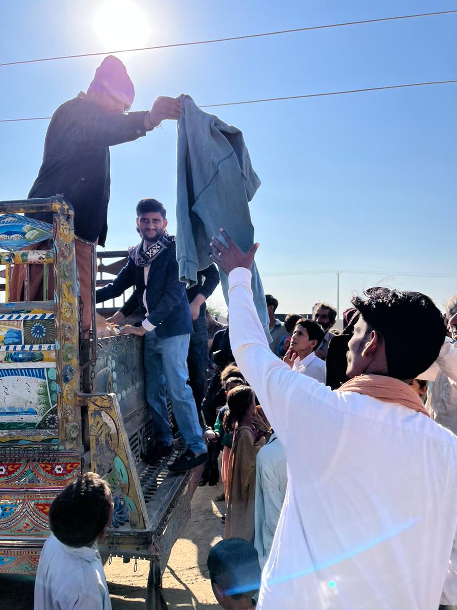 msdo_sindh's tweet photo. where we distributed warm clothes including 𝐬𝐰𝐞𝐚𝐭𝐞𝐫𝐬, 𝐣𝐚𝐜𝐤𝐞𝐭𝐬, 𝐬𝐡𝐚𝐰𝐥𝐬, 𝐡𝐚𝐭𝐬, 𝐚𝐧𝐝 𝐬𝐨𝐜𝐤𝐬 𝐭𝐨 𝐨𝐯𝐞𝐫 𝟏𝟎𝟎𝟎 𝐟𝐚𝐦𝐢𝐥𝐢𝐞𝐬.
The Winter Clothing Drive was a great success and we were able to reach out to those in need.

2/3 https://t.co/iLbwUaM929
