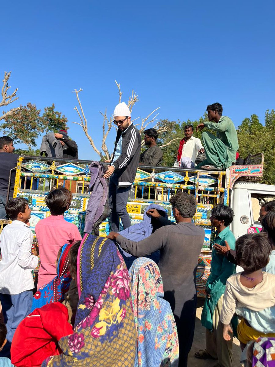 msdo_sindh's tweet photo. where we distributed warm clothes including 𝐬𝐰𝐞𝐚𝐭𝐞𝐫𝐬, 𝐣𝐚𝐜𝐤𝐞𝐭𝐬, 𝐬𝐡𝐚𝐰𝐥𝐬, 𝐡𝐚𝐭𝐬, 𝐚𝐧𝐝 𝐬𝐨𝐜𝐤𝐬 𝐭𝐨 𝐨𝐯𝐞𝐫 𝟏𝟎𝟎𝟎 𝐟𝐚𝐦𝐢𝐥𝐢𝐞𝐬.
The Winter Clothing Drive was a great success and we were able to reach out to those in need.

2/3 https://t.co/iLbwUaM929