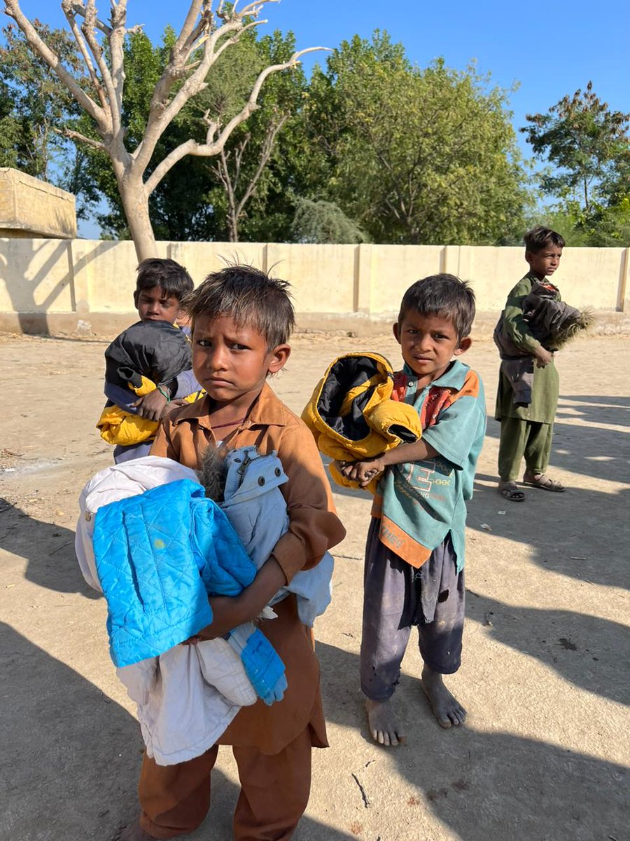 msdo_sindh's tweet photo. where we distributed warm clothes including 𝐬𝐰𝐞𝐚𝐭𝐞𝐫𝐬, 𝐣𝐚𝐜𝐤𝐞𝐭𝐬, 𝐬𝐡𝐚𝐰𝐥𝐬, 𝐡𝐚𝐭𝐬, 𝐚𝐧𝐝 𝐬𝐨𝐜𝐤𝐬 𝐭𝐨 𝐨𝐯𝐞𝐫 𝟏𝟎𝟎𝟎 𝐟𝐚𝐦𝐢𝐥𝐢𝐞𝐬.
The Winter Clothing Drive was a great success and we were able to reach out to those in need.

2/3 https://t.co/iLbwUaM929