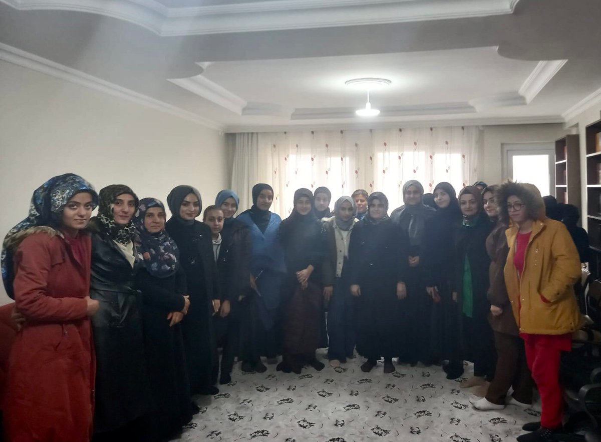 Kadın Kolları Başkanımız Sn. Seval Aksoy ve Yürütme Kurulu üyelerimiz Ensar Vakfı bünyesinde eğitim gören kursiyerlerimiz ve imam hatip liseleri öğrencileri ile bir araya gelerek Hasbihal ettiler.