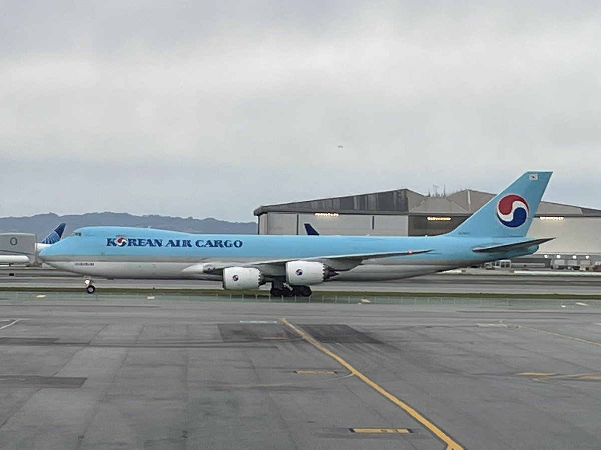poverbau's tweet photo. Plane spotting this morning at SFO. https://t.co/zEEAzLVi4e