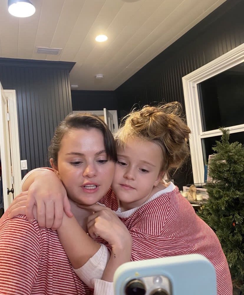 Selena Gomez News on X: "Selena Gomez and her sister Gracie. https://t.co/iVWMzj36IU" / X