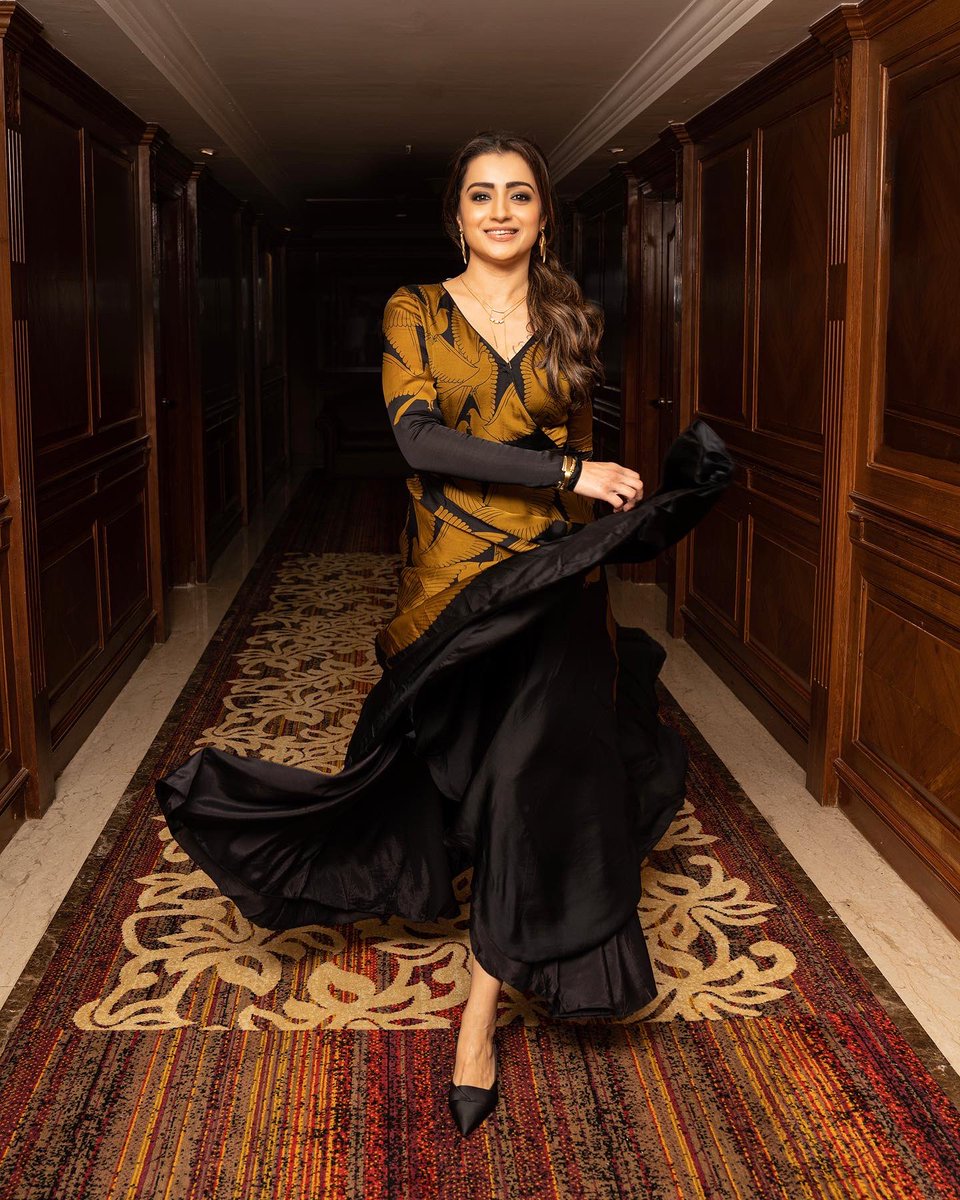 girlsrocks_'s tweet photo. #Southqueen @trishtrashers lineups
Shoot complete
1) #Theroad
2) #Ps2
3,) #Ram1
4) #Brinda web series
5) sv2
6) garjanai
Shoot on process
7) #Thalapathy67
8)#Ram2
She is unstoppable ๐
#Trisha https://t.co/GQXcHavSkq