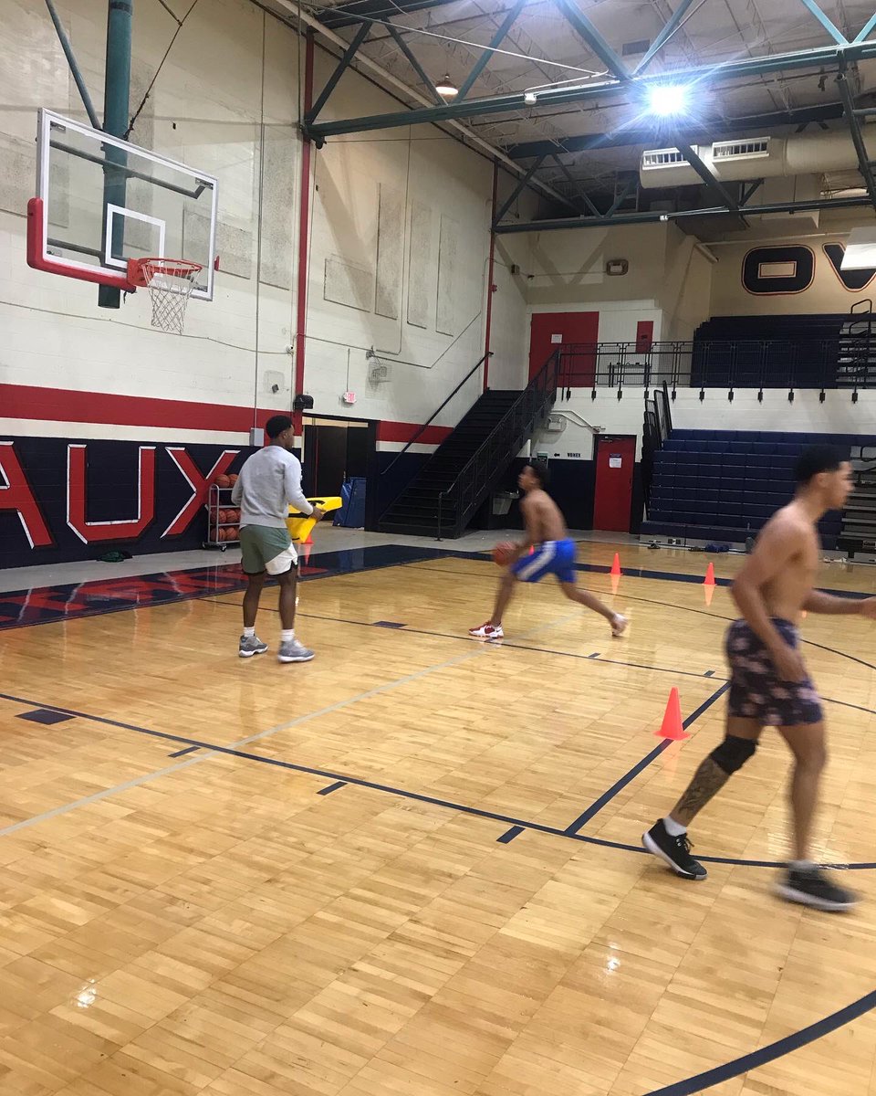 ComeauxHoops's tweet photo. Thanks to @_treharris13 for stopping by @ComeauxHoops to give back and work with team on #SkillWorkSaturdays before he heads off to @OleMissFB #Spartans #Family #NextLevelSpartans https://t.co/EBh1DYOo7Q