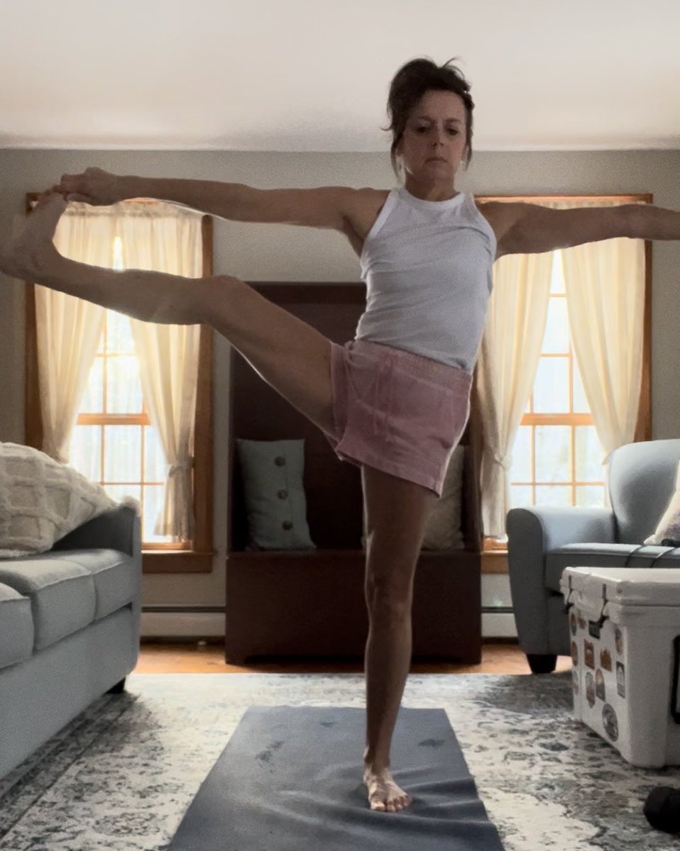 HeatherJSweet's tweet image. A @fitmooney Rewind - Root to Rise favorite before hitting the snowy road for a walk👍Love the tree poses in honor of our charity @onetreeplanted for #MPC2022! Excited for #MPC2023  with @MyPeakChallenge to keep moving &amp;amp; improving our planet❤️🌎🌍🌏@SamHeughan @MountainPeakers