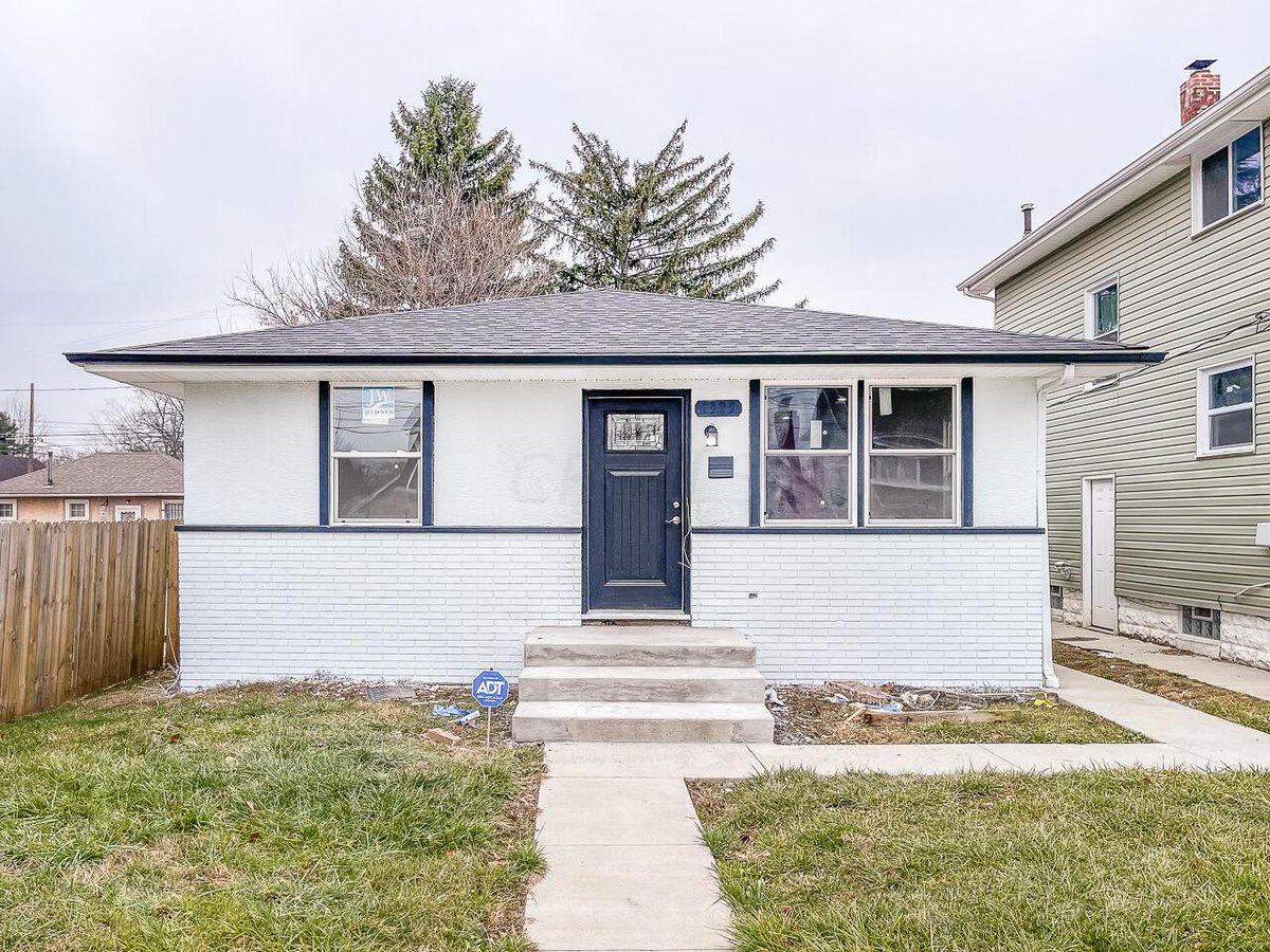 SBPSLLC's tweet image. The long house hunt is finally over. Contact me now for a showing! #homesforsale  cpix.me/l/161203528