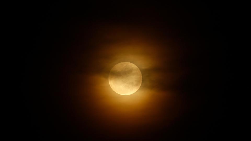 biharhour's tweet photo. Watch Live : 'Wolf Moon' over Tehran #WolfMoon  

#WolfMoonIran #Iran #Tehran #Moon2023 #Moon 
https://t.co/p0kpfYsp6U https://t.co/FgJSX2X5Et