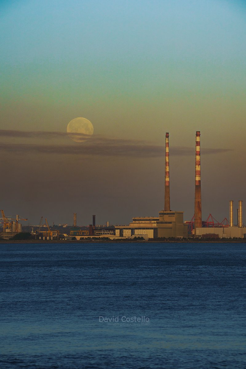 DavidCostelloDC's tweet photo. The Full Moon setting by the Poolbeg Chimneys at sunrise this morning from Dun Laoghaire.

https://t.co/TdkUxTp9fe

#FullMoon #WolfMoon #PoolbegChimneys #Sunrise #DunLaoghaire #Dublin #Moon #Ireland 
@IrishTimes @ThePhotoHour @StormHour @OldDublinTown https://t.co/2bNkvMYlV1
