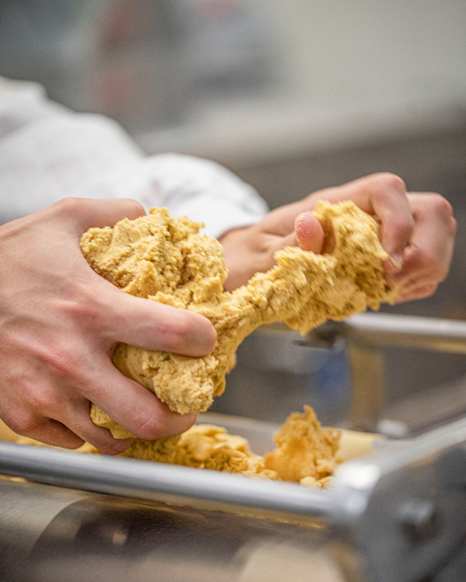 En la fabricación de #tortillasdemaíz, ¡conservamos un poco de proceso manual! 🙌 Solo así recuerdan aún más a las #tortillas originales de #México. Aquí podéis ver un detalle muy de cerca 🔎 ¡Con este mimo tratamos la masa!
#recetamexicana #hechoamano #singluten
