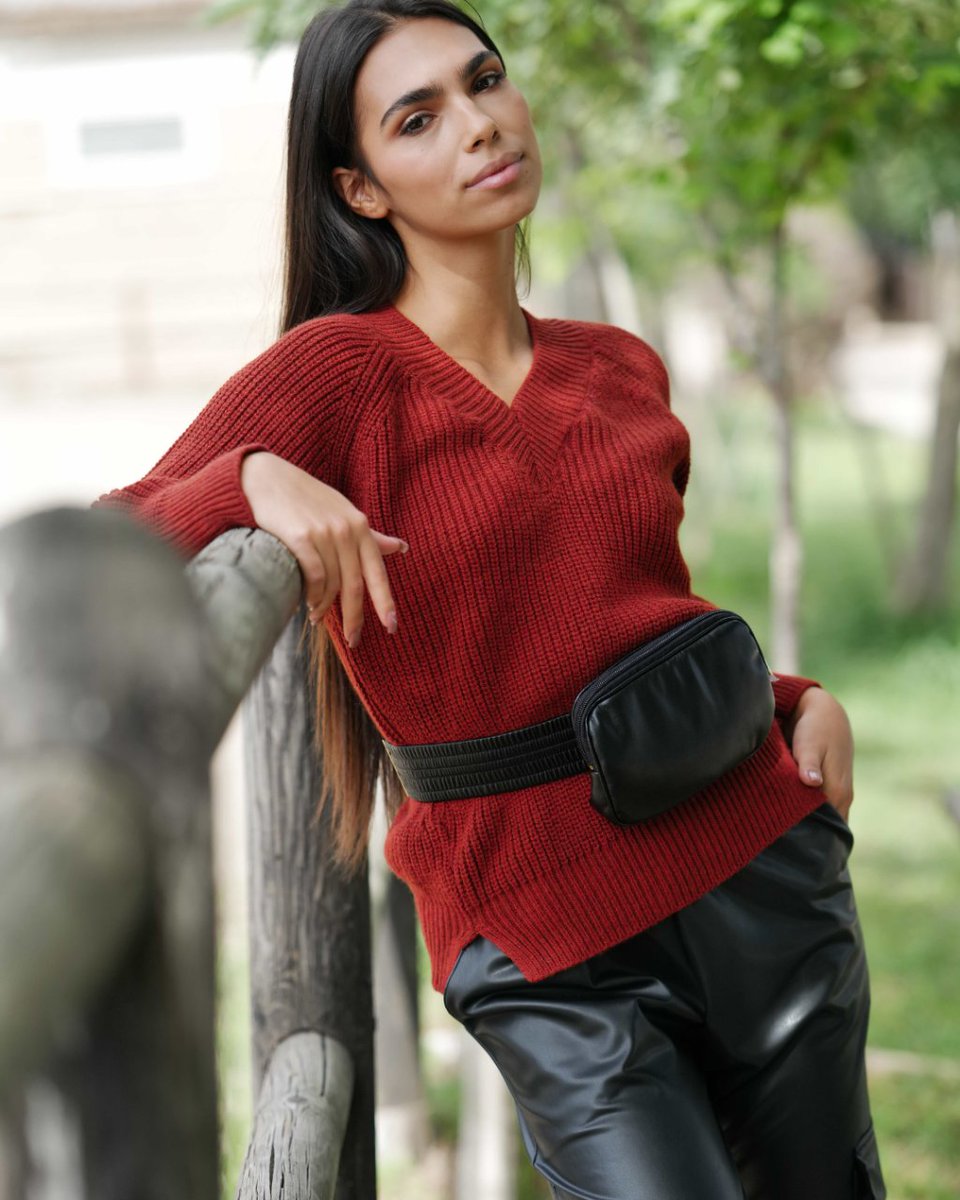 lolitasyl's tweet photo. En punto acanalado inglés con una textura gruesa, de estilo oversize, escote en uve y un intenso color rojo ❤️❤️

Seguro que nos mantendrá calentitas 🥵 a pesar de los días fríos que se avecinan

#lolitasyl #moda #fashion #invierno22 #outfitoftheday
.
.
. https://t.co/ETYQPVQQov