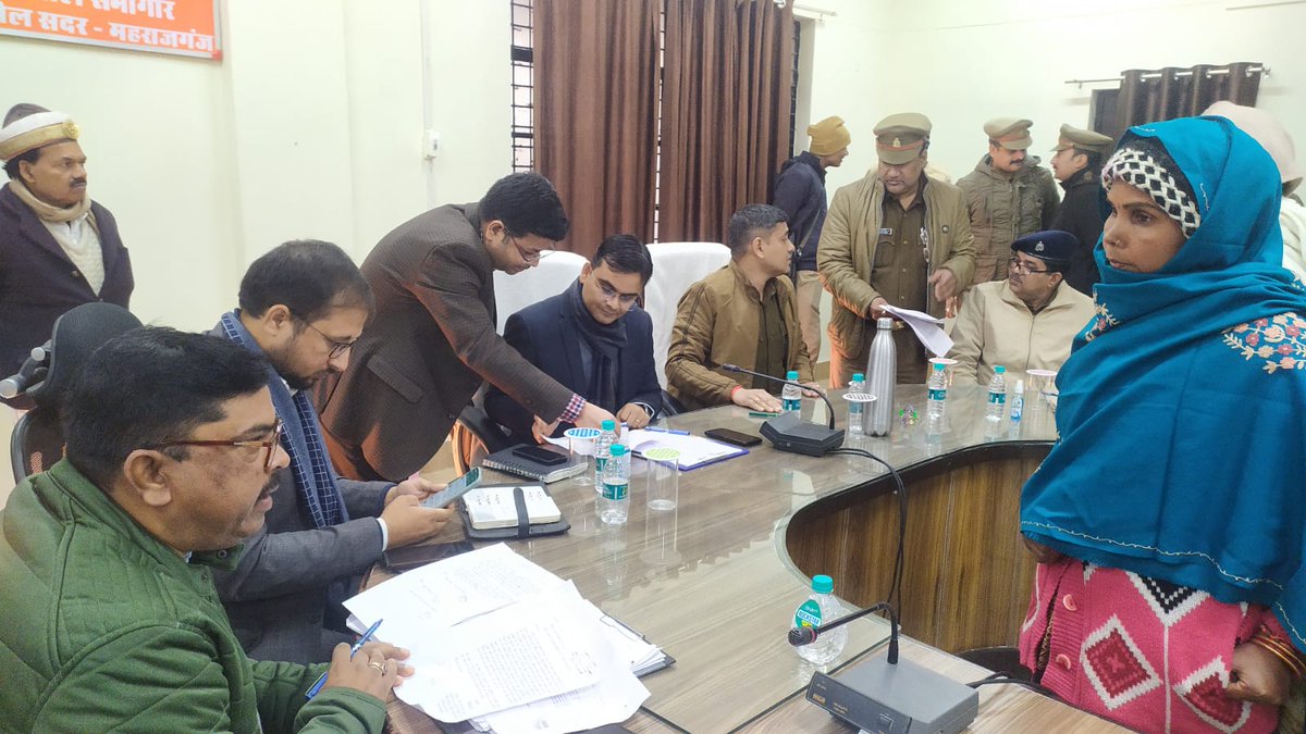 DmMaharajganj's tweet image. तहसील सदर में आयोजित #संपूर्ण_समाधान_दिवस में लोगों की समस्याओं को सुना गया और यथासंभव मामलों को निस्तरित करते हुए शेष के गुणवत्तापूर्ण समाधान हेतु संबंधित को निर्देशित किया गया।
@maharajganjpol @CdoMaharajganj @CMOfficeUP @ChiefSecyUP