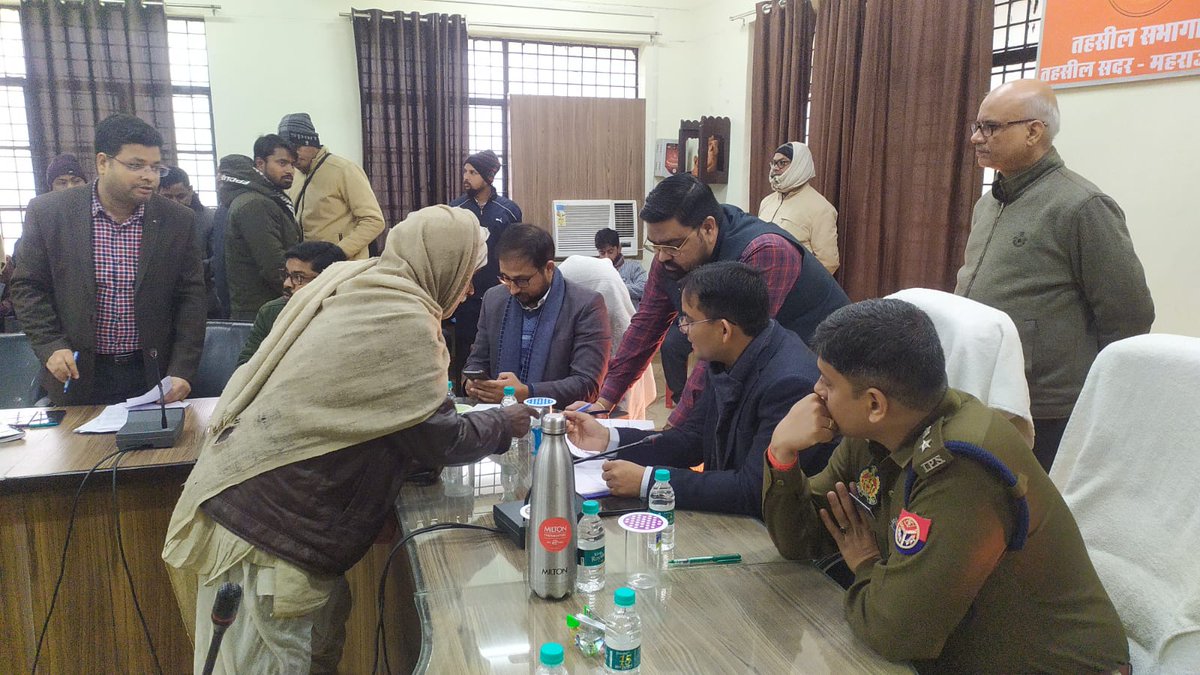 DmMaharajganj's tweet image. तहसील सदर में आयोजित #संपूर्ण_समाधान_दिवस में लोगों की समस्याओं को सुना गया और यथासंभव मामलों को निस्तरित करते हुए शेष के गुणवत्तापूर्ण समाधान हेतु संबंधित को निर्देशित किया गया।
@maharajganjpol @CdoMaharajganj @CMOfficeUP @ChiefSecyUP