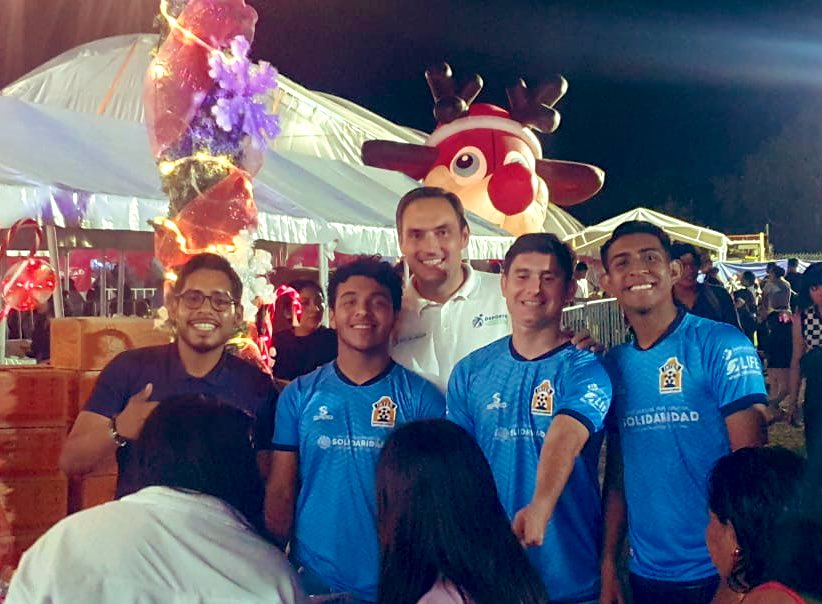 AmadorG_G's tweet photo. Muchas gracias a los jugadores del Inter Playa de la @LigaTDP por participar en la repartición de juguetes y rosca en el evento de día de Reyes del @SolidaridadAyto 👏👏👏 

El compromiso con la comunidad es parte de la responsabilidad social que tenemos como club. 👊⚽️ https://t.co/vgGWstme3R