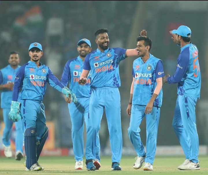 RoshRoshena's tweet photo. Wonderful winning with a marvelous start 🥳❤️ This is also India's 25th bilateral series win against Sri Lanka in India.
Unforgettable memory of 2023 #INDvSL #TeamIndia here we go🥳🥳💙💙🇮🇳🇮🇳 https://t.co/rRTAYtm1hV