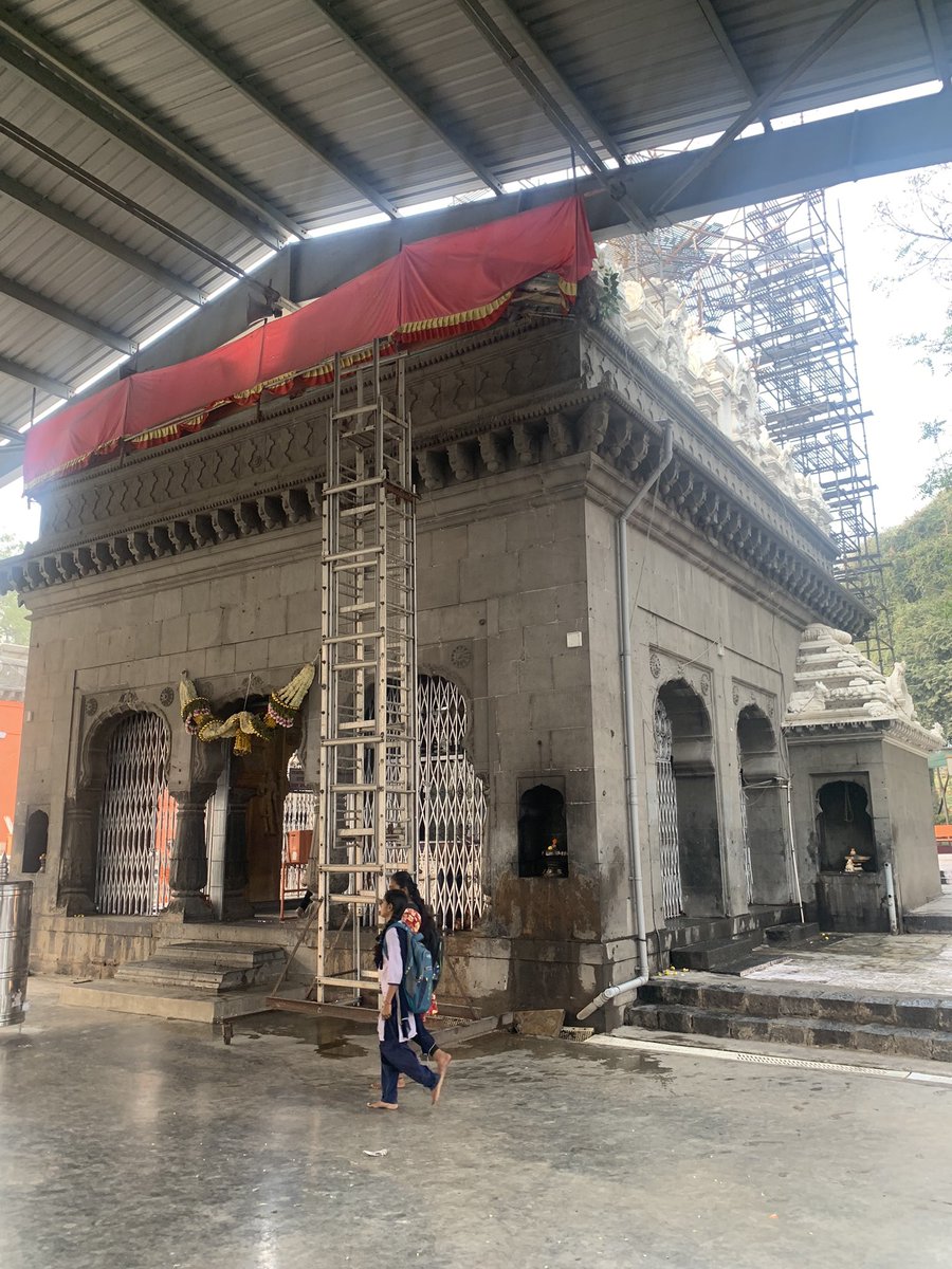 bharatheritage's tweet photo. Siddharameshwar, a 12th C saint poet of the Lingayat faith is attributed to have written about 68k vachanas contributing to the betterment of mankind. The temple complex has various Shiva lingas scattered all over reminding the devotees of their faith in Shiva!! https://t.co/ZXSwDfkEdg