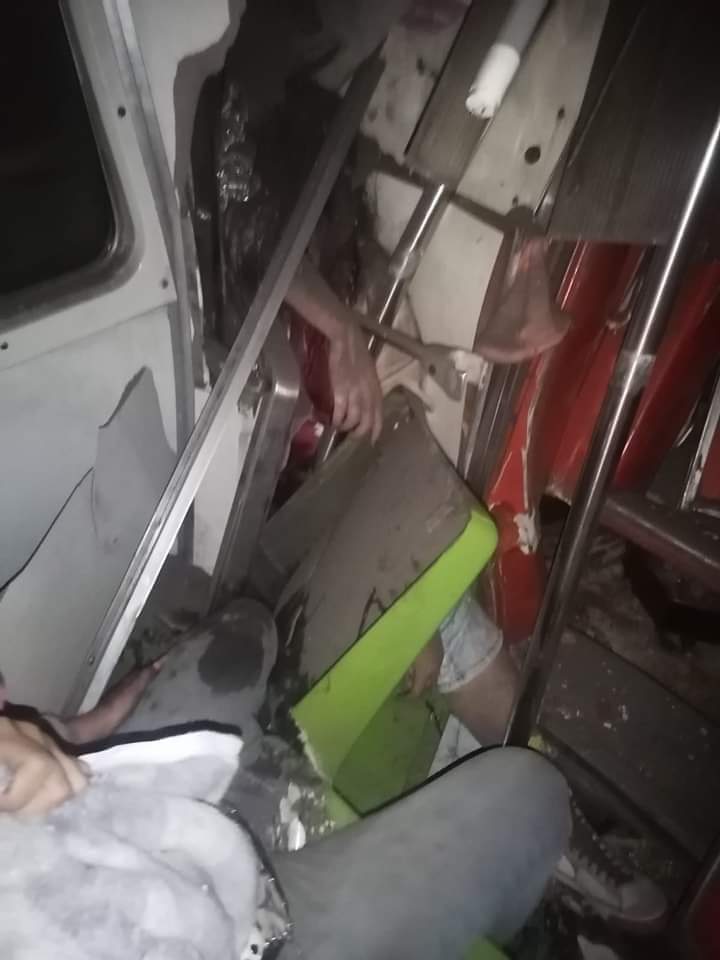 FNNoticiass's tweet photo. #Entérate// Circulan las primeras imágenes dentro de uno de los vagones chocados en la #linea3 algunas de las víctimas mortales fallecieron prensadas, se habla que entre ellas se encuentra la conductora del #MetroCDMX #informacionparati #EnProceso #QEPD https://t.co/iyz3o5mqoy