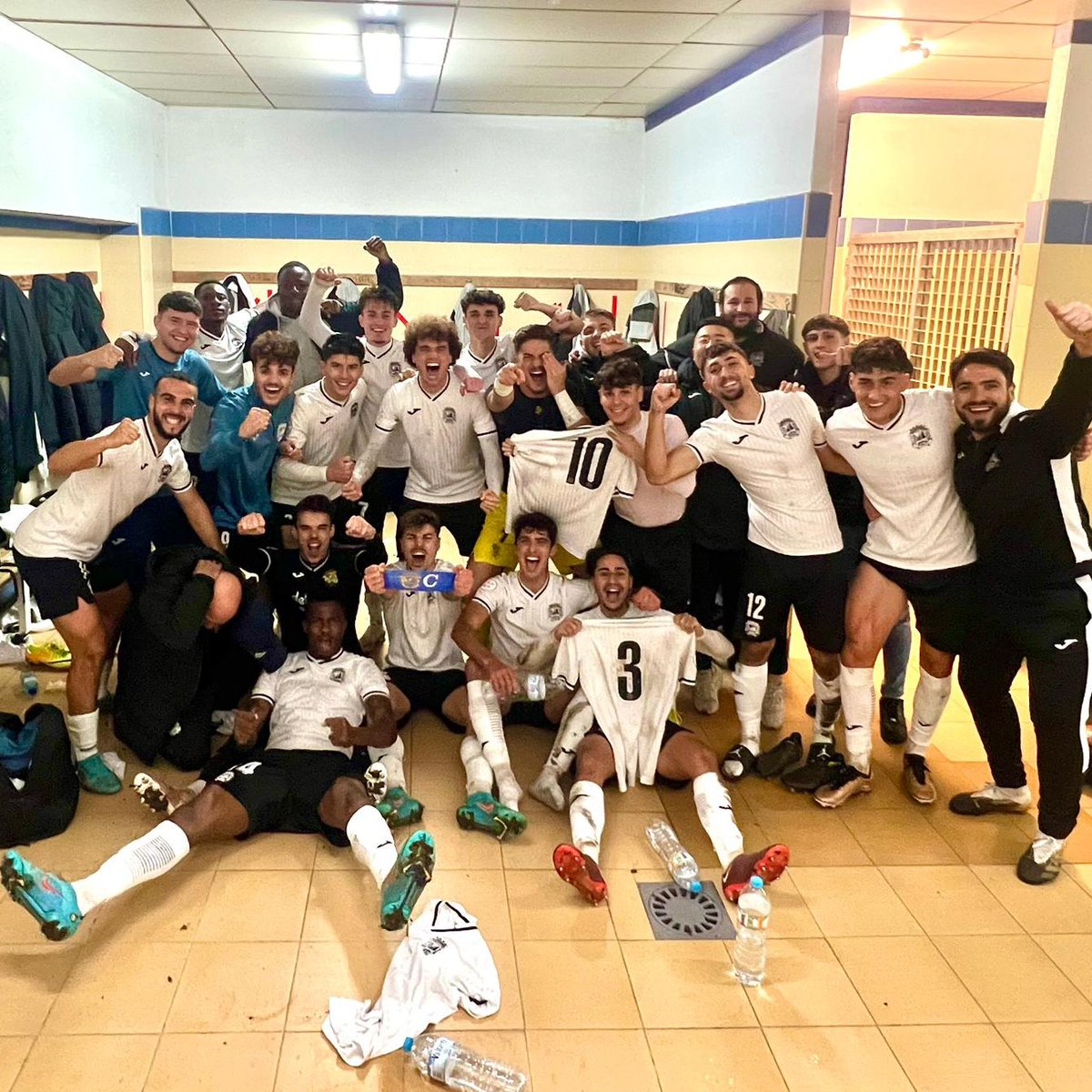 FuenlaCantera's tweet photo. ¡¡VAMOOOOOOSSS!! SEGUNDA VICTORIA CONSECUTIVA 🧱💪💙

El Promesas se trae de Aranjuez los tres puntos para empezar el año de la mejor manera posible 🤩

Real Aranjuez 0-1 Fuenla Promesas 

⚽️ @maarcostalavera (40’) https://t.co/2BKohR36hF