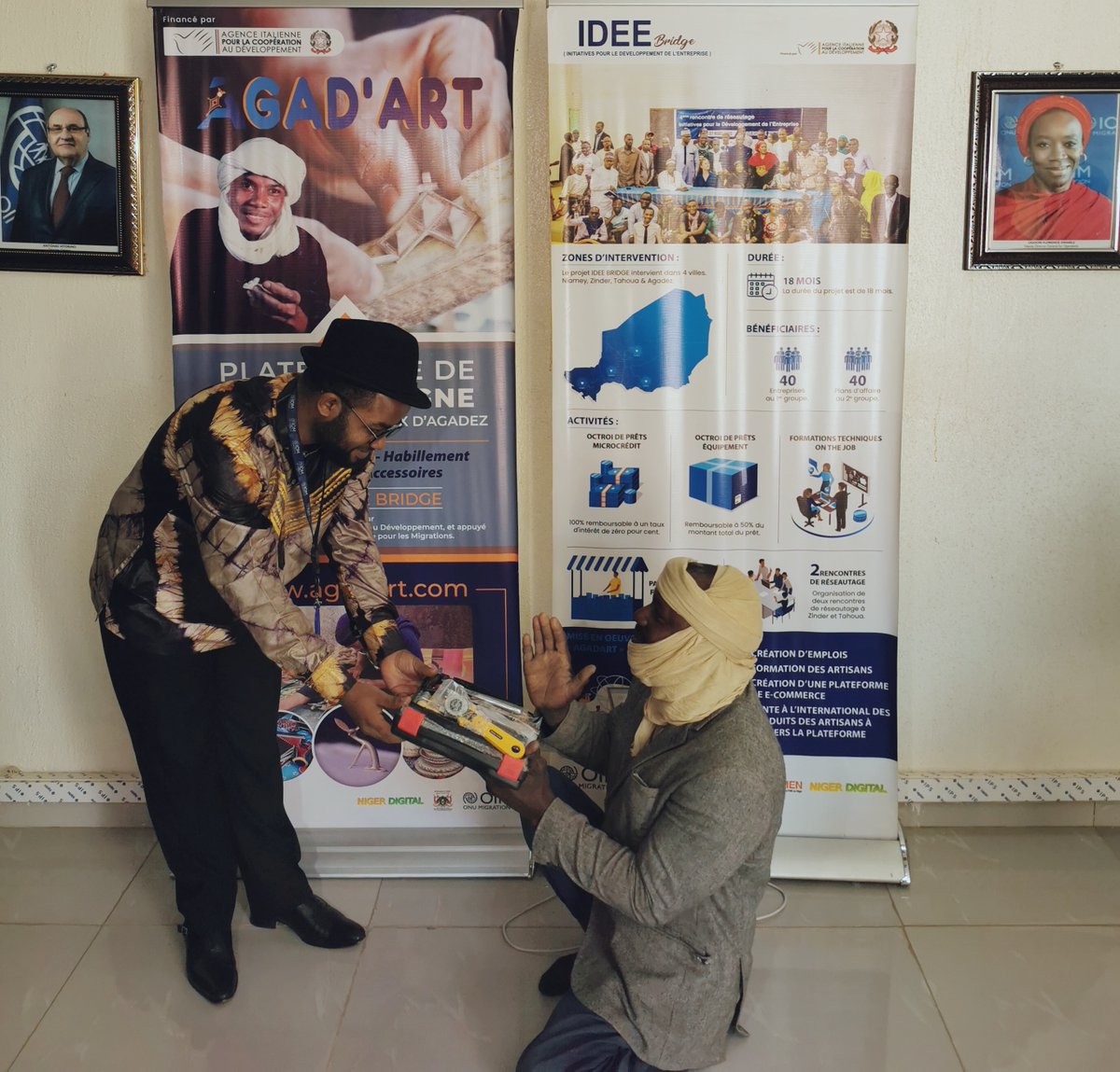 niger_digital's tweet photo. Dans le cadre des activités du projet #Agadart, nous avons procédé à une remise de 75 kits matériels dont au total 𝗽𝗹𝘂𝘀 𝟲𝟬𝟬𝟬 𝗼𝘂𝘁𝗶𝗹𝘀 à l'endroit de chacun de nos 50 artisans bénéficiaires. 🇳🇪🫶🇮🇹
@ItalyinNiger @OIM_Niger @AICSBurkina @aics_it @Cipmen #CMANI https://t.co/WzOI8XWniD