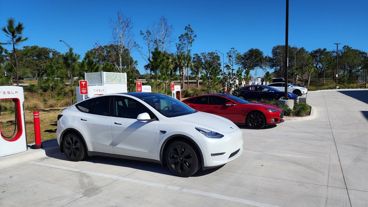 chernly97's tweet photo. All chargers appear to be working at the Buc-ee's in St Augustine Florida. Made it here in Out of Spec style with only 3% SOC left. @RateYourCharge https://t.co/oRe94ODzgM