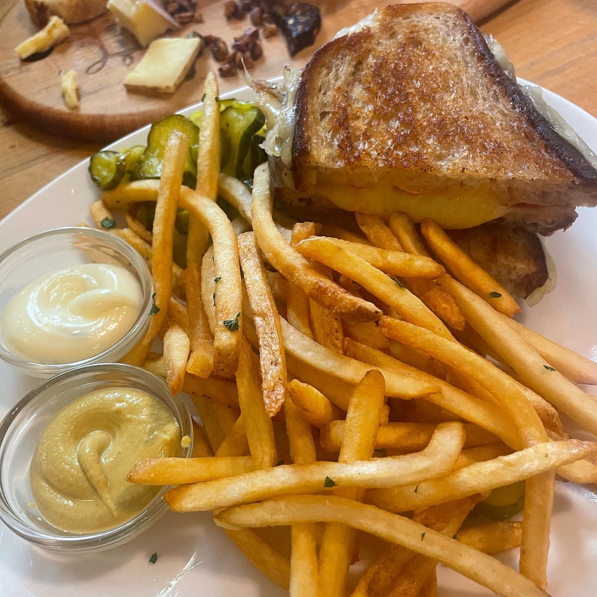 Sweet dreams are made of cheese. 🧀 Cozy up with our signature grilled cheese and frites this winter. 📸: @glutenspree