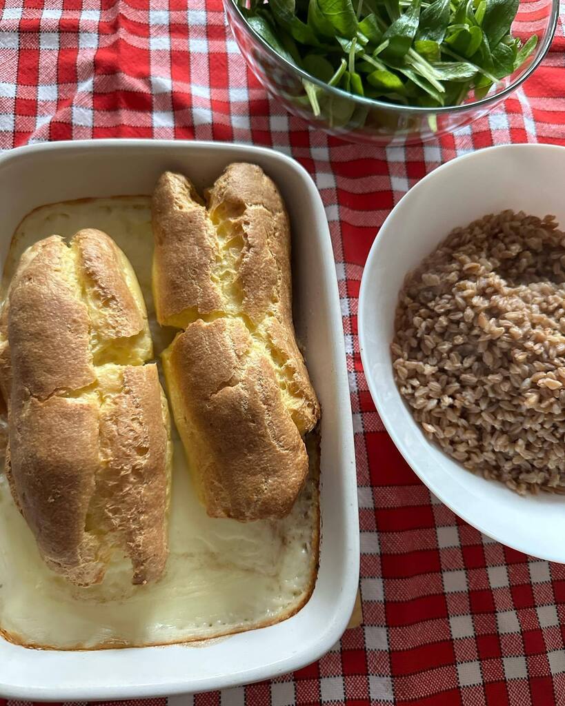 gillespudlowski's tweet photo. Casse-croûte chic et campagnard du week-end : quenelle nature de la #maisonBobosse avec une béchamel maison, un risotto d’épeautre de #sabarot et une salade de mâche au #gomasio des #epicesroellinger - et avec ça, un #riesling 2018 #grandcrualtenbergdebe… https://t.co/8dF7GuHuOp https://t.co/novVZzD6tQ